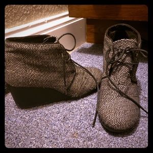 TOMS sz 9 lace booties